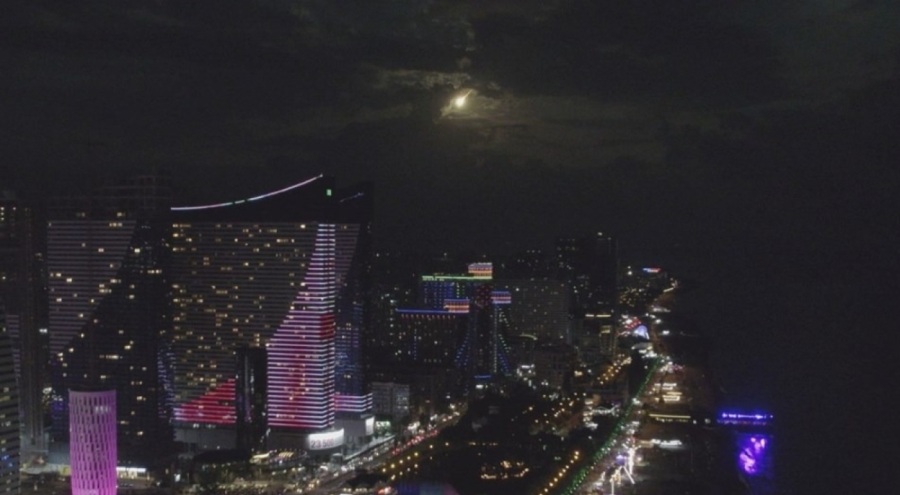 Tayland'da otomobil feribot iskelesinden düştü!