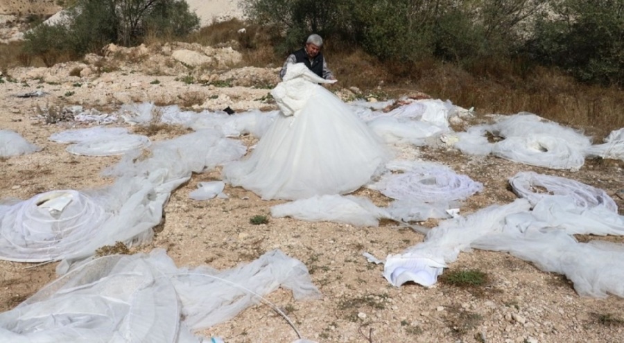 Sivas'ta boş arazide onlarca gelinlik bulundu