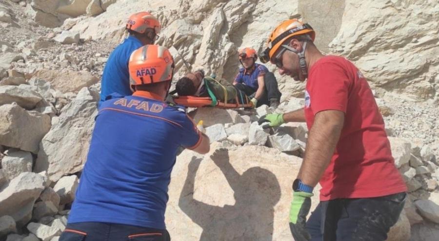 Taş ocağına düşen kaçak göçmeni AFAD kurtardı