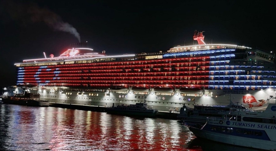 Bodrum'da dev kruvaziyer, Türk bayrağı şeklinde ışıklandırıldı