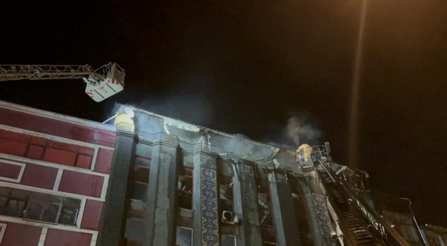 Küçükçekmece'de 6 katlı iş yerinde çıkan yangın panik yarattı