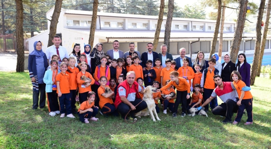 Başkan Tanır ve öğrenciler patili dostları yalnız bırakmadı