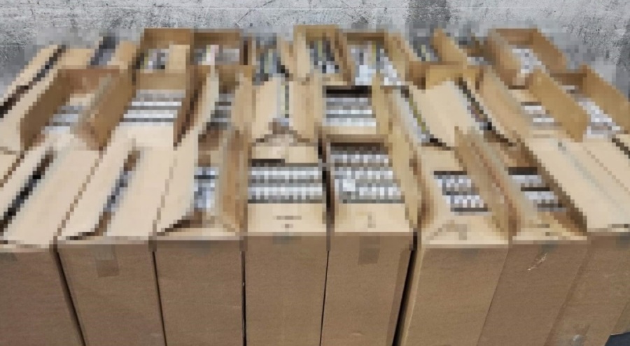 Giyim kolileri arasına gizlenmiş 15 bin paket sigara buldu