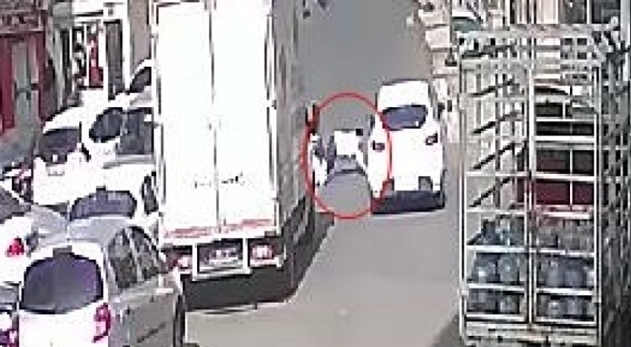 Otomobilin altında kalmaktan kıl payı kurtuldu