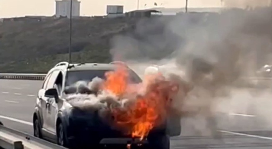 Yanan otomobilden kendilerini atan 4 kişi son anda kurtuldu