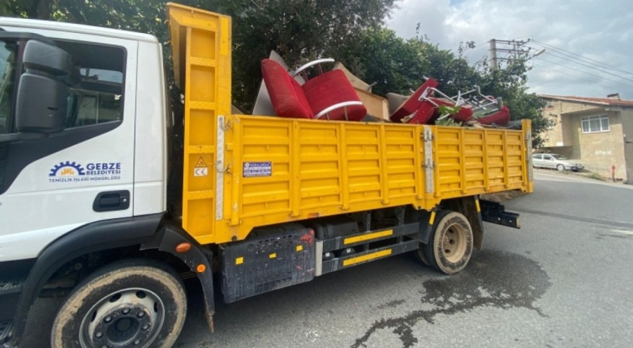 Kocaeli'de kötü koku nedeniyle şikayet edilen evden kamyon dolusu çöp çıktı