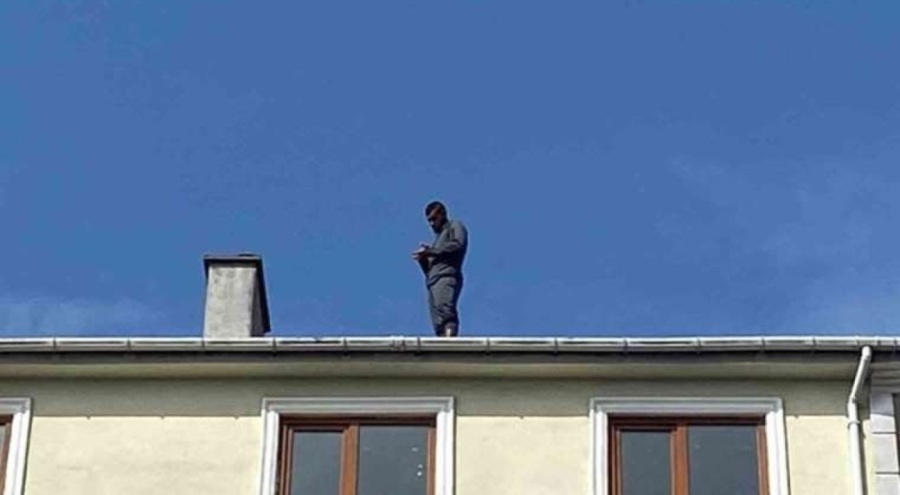 6 katlı apartmanın çatısında intihar girişimi!