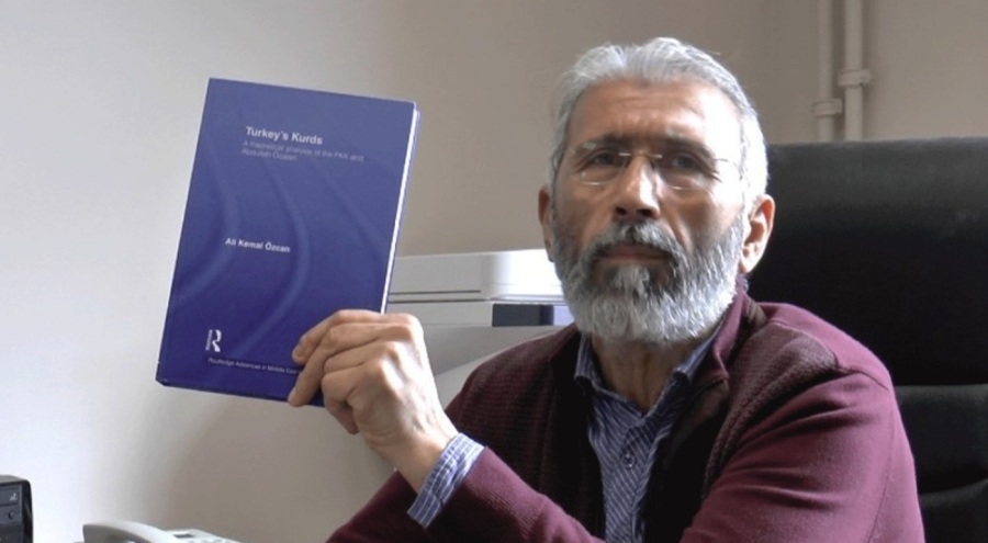 Öğretim üyesi "terör örgütü liderini övmek" iddiasıyla görevinden uzaklaştırıldı