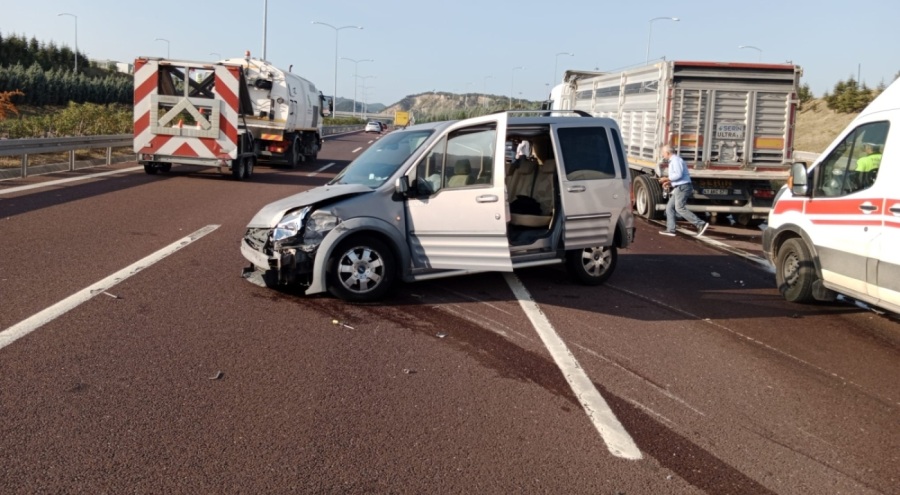 Kamyonet tıra çarptı! Yaralılar var