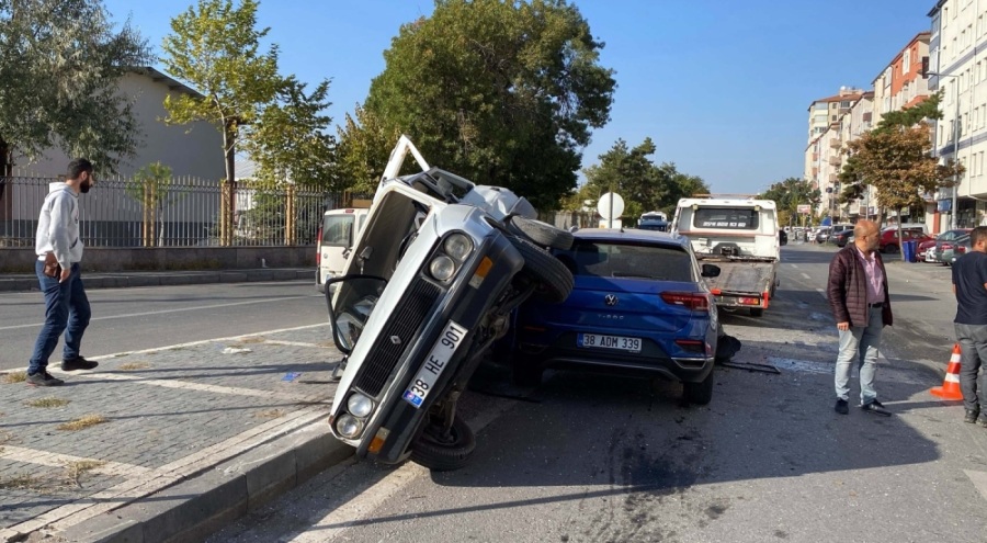 Otomobiller çarpıştı! Yaralılar var