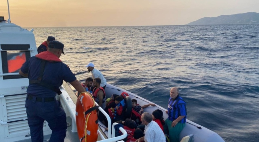 Çanakkale açıklarında 20 düzensiz göçmen kurtarıldı!