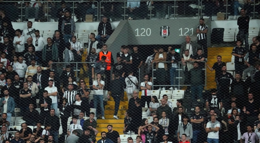Beşiktaş taraftarı stattan çıkmıyor: Takım gelecek hesap verecek