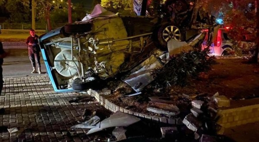 Otomobil, kaldırımdaki direğe çarptı! Ölüler var