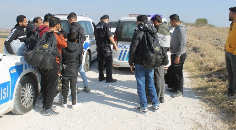 Lastikleri patlayınca yakalandılar: Çok sayıda kaçak göçmen yakalandı