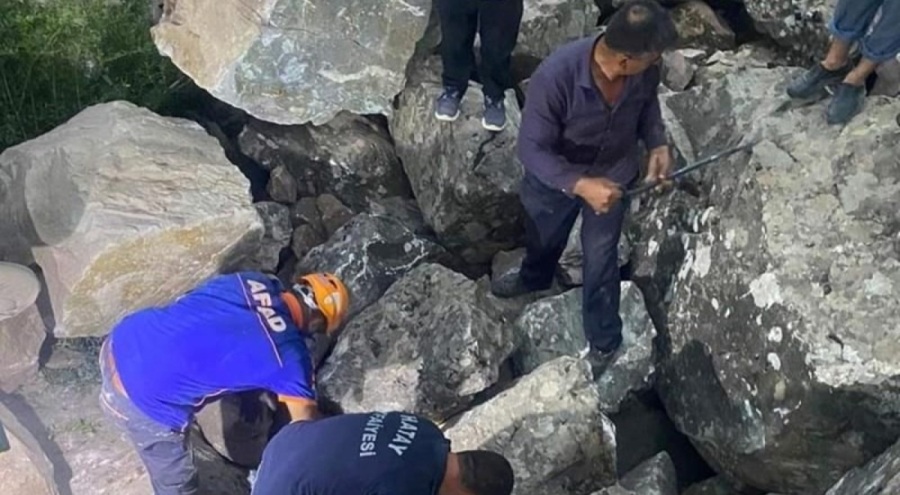 Hatay'da dev kayaların arasında sıkıştı!
