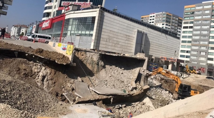 Toprak kayması: 11 katlı binanın otoparkı çöktü