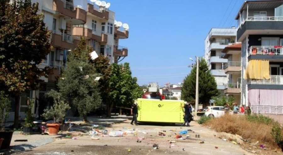 Sinir krizi geçiren kadın, ortalığı savaş alanına çevirdi! Mahalleli film gibi izledi