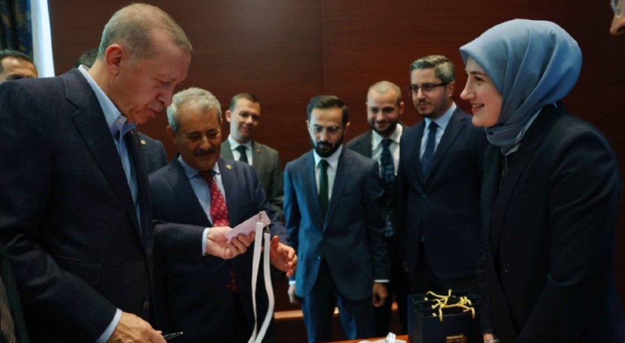 Erdoğan,  AK Parti 4. Olağanüstü Büyük Kongresi delege kartını teslim aldı