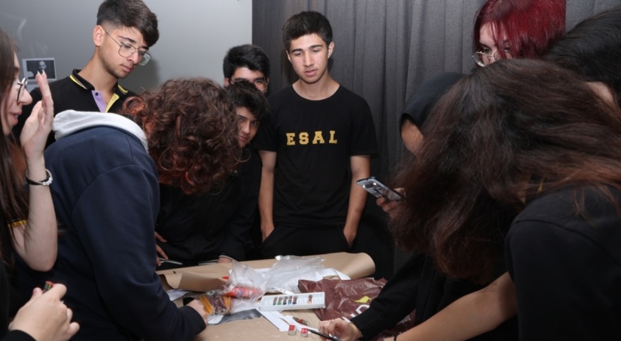 Öğrenciler Tomris Uyar'ı drama atölyesinde tanıdı
