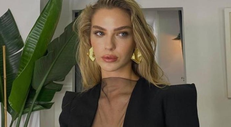 Yasemin Şefkatli'den karnı burnunda poz