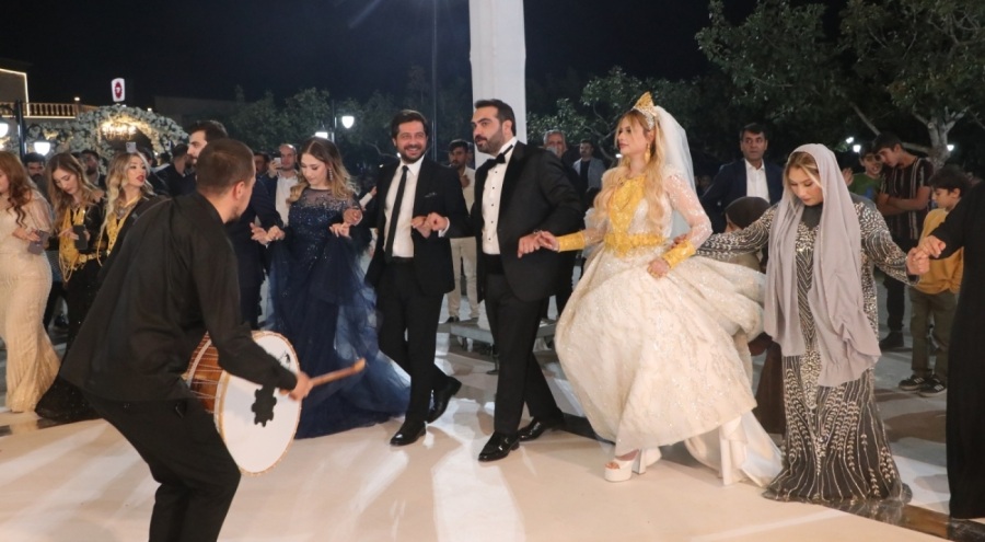 Aşiret düğününde geline 4 kilo altın takıldı, paralar sandığa sığmadı