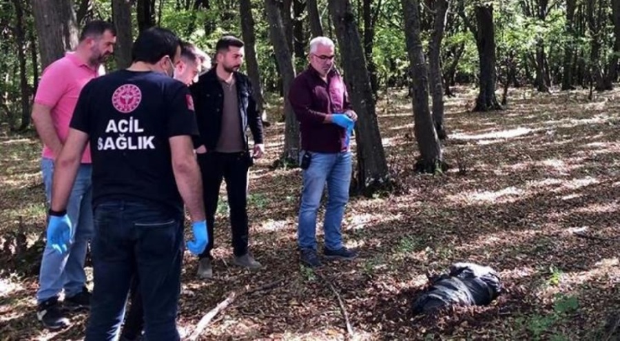 Koli bantlarıyla bağlanmış poşette ölü köpek bulundu