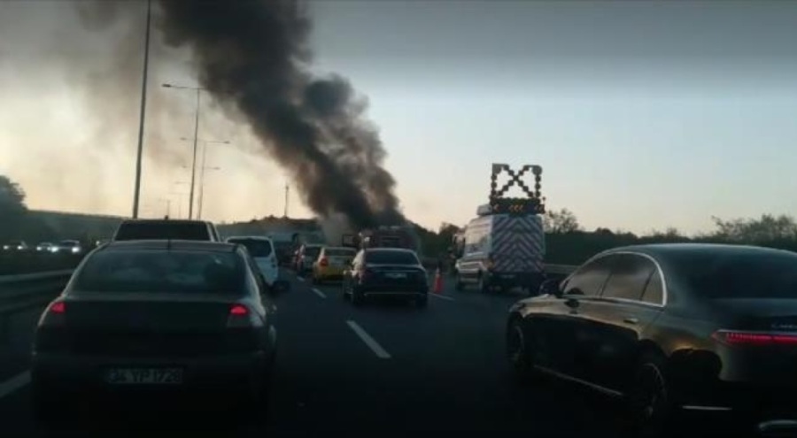 Seyir halindeki tır cayır cayır yandı