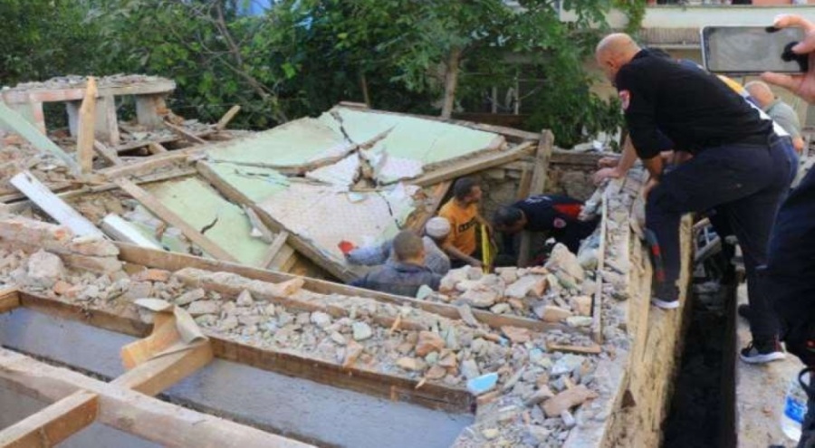 Evi yıkarken duvarın altında kaldılar!