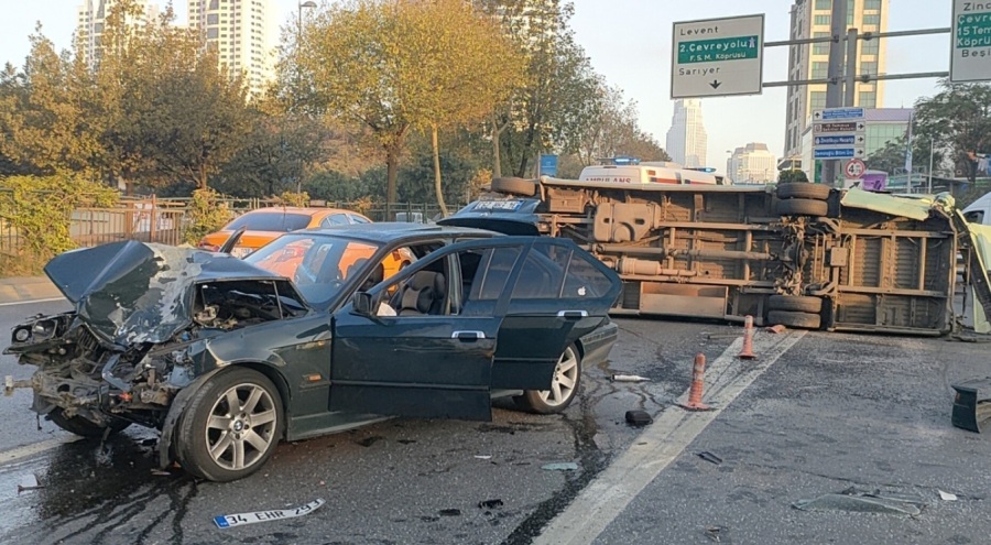 Beşiktaş'ta otomobil minibüse çarptı: 4 yaralı