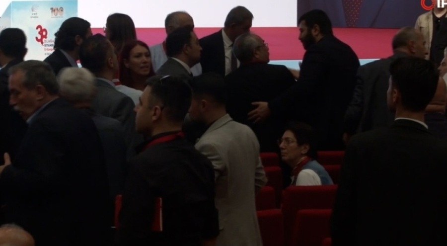 CHP İstanbul İl Kongresi'nde kavga çıktı
