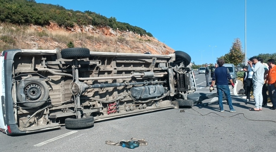 Virajı alamayan servis minibüsü devrildi: 1 yaralı
