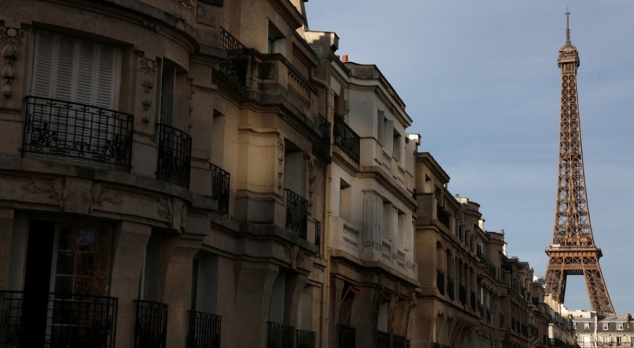 Paris'te sokak satıcılarının gıdaları kanalizasyonda sakladığı tespit edildi