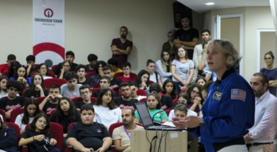 Eski NASA astronotu, Hatay'da öğrencilerle bir araya geldi