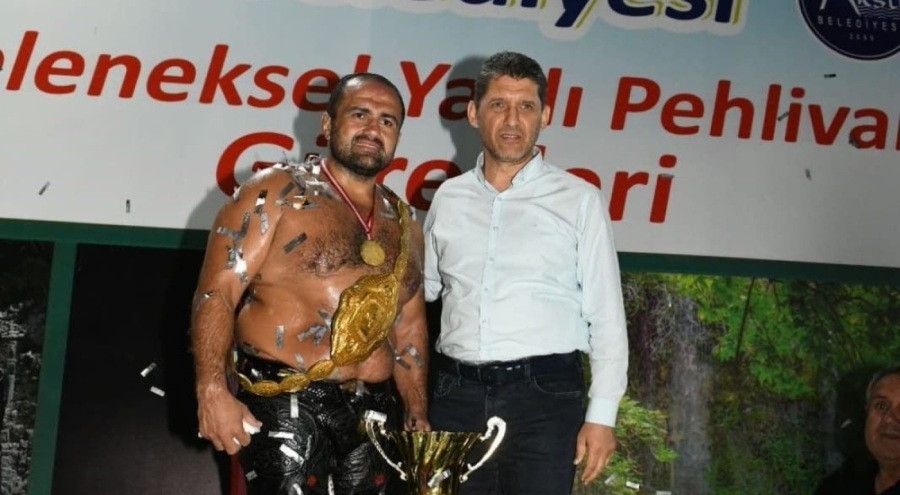 Aksu'da başpehlivan Mehmet Yeşil Yeşil oldu
