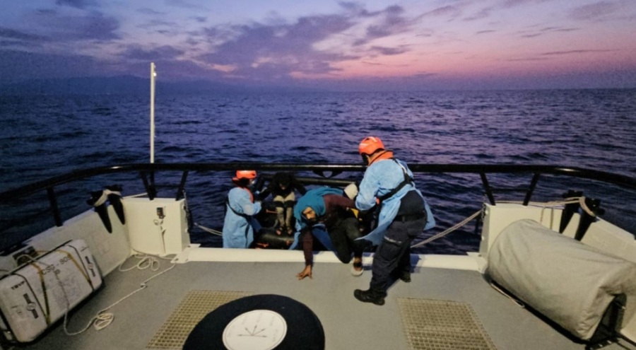 İzmir açıklarında 66 düzensiz göçmen kurtarıldı