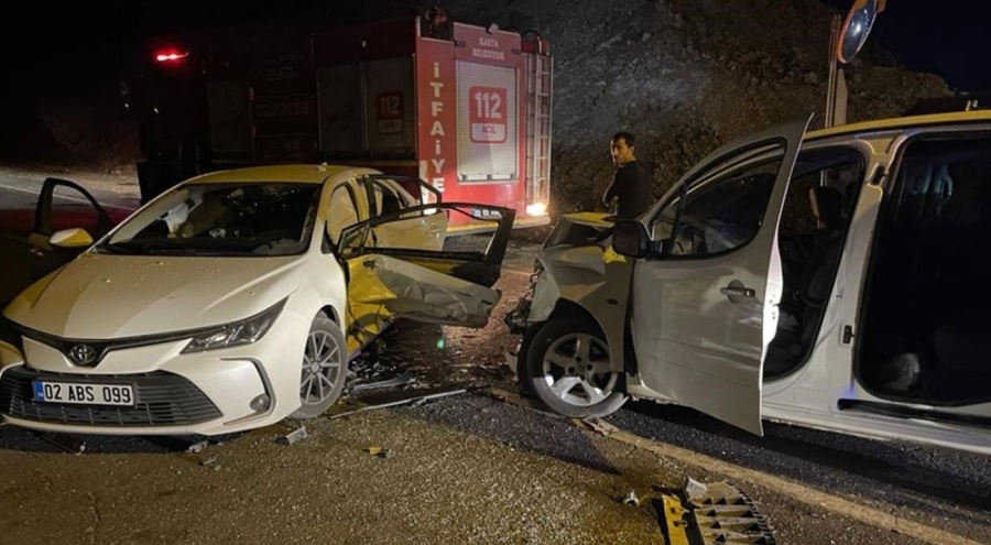Şanlıurfa'da iki otomobil çarpıştı: 8 yaralı