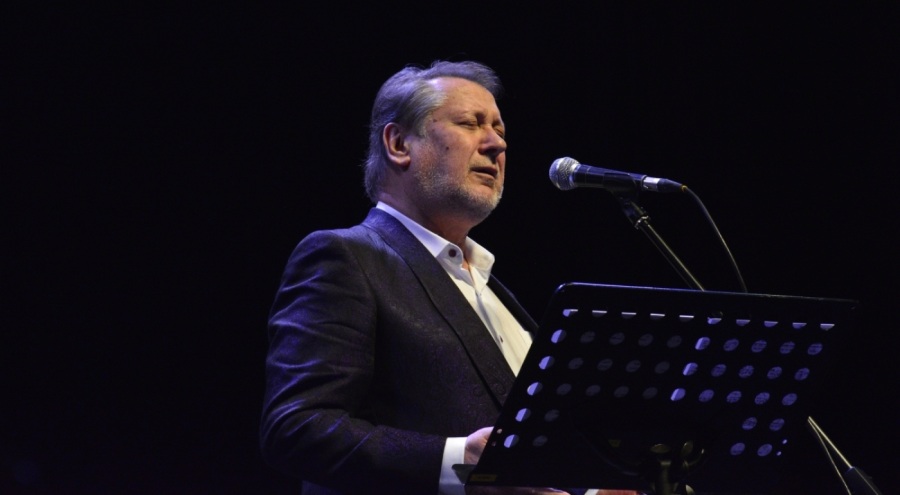 Bursa'da "Sezona Merhaba" konserinde Ahmet Özhan sahneye çıktı