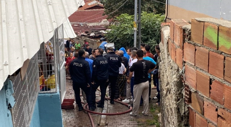 Çatıda çıkan yangın mahalleyi ayağa kaldırdı!