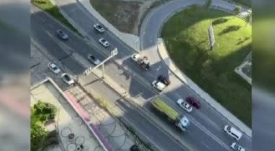 Ceza yememek için ses sistemli aracı çekiciye yüklediler!