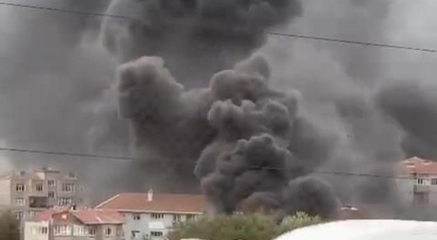 Küçükçekmece'de oto lastikçide yangın