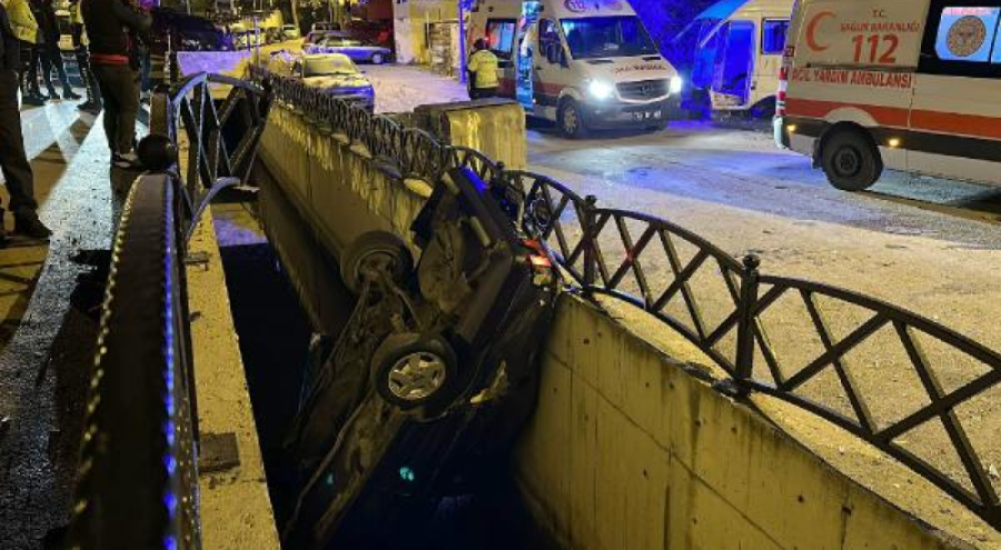 Minibüse çarpan otomobil, su kanalına düştü!