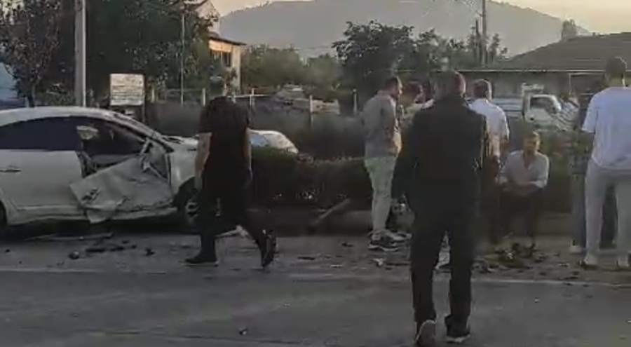 Bursa'da araçlar kafa kafaya çarpıştı!