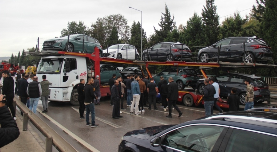 Sıfır araçların yüklü olduğu tır makaslama yaptı