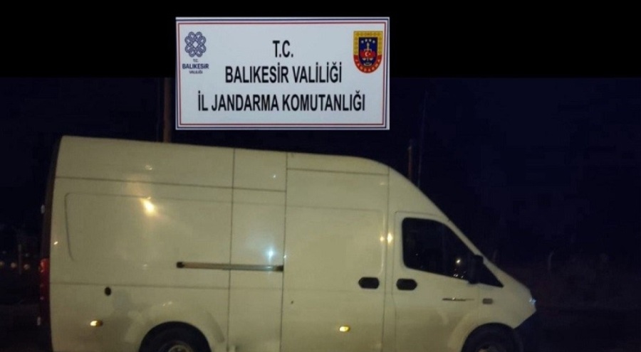 Ayvalık'ta 34 düzensiz göçmen ve 2 organizatör yakalandı