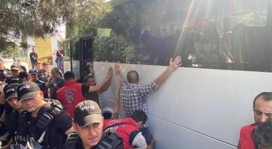 Diyarbakır'da izinsiz yürüyüş yapan gruba polis müdahalesi! Çok sayıda gözaltı