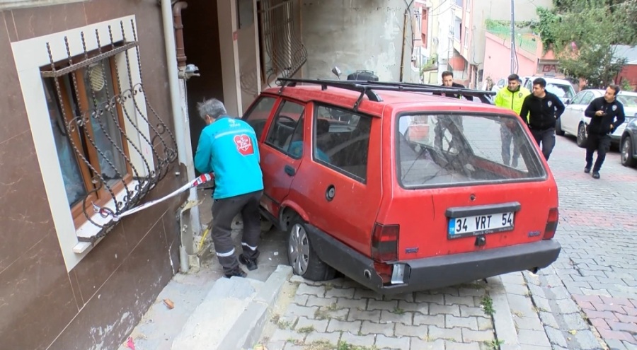Korkutan olay: Freni tutmayan otomobil doğalgaz kutusunu parçaladı