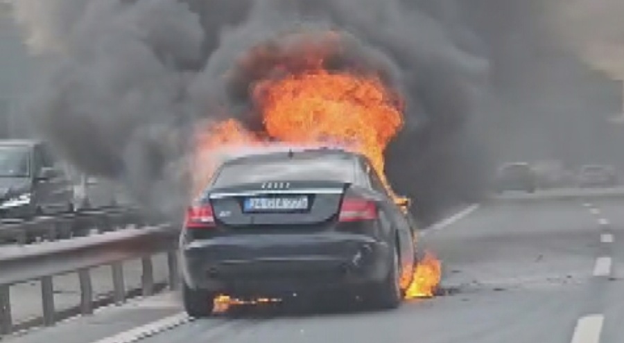 Seyir halindeki otomobil alev alev yandı