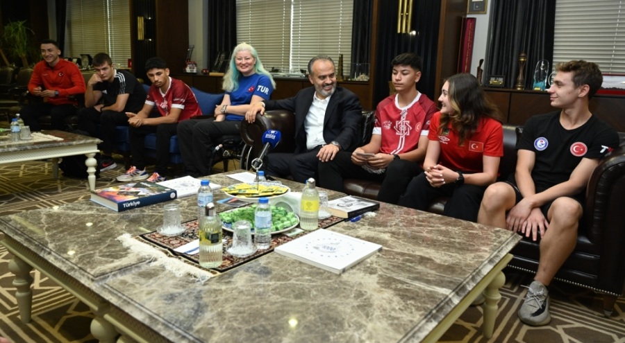 Başkan Alinur Aktaş Bursa'nın milli gururlarını ağırladı