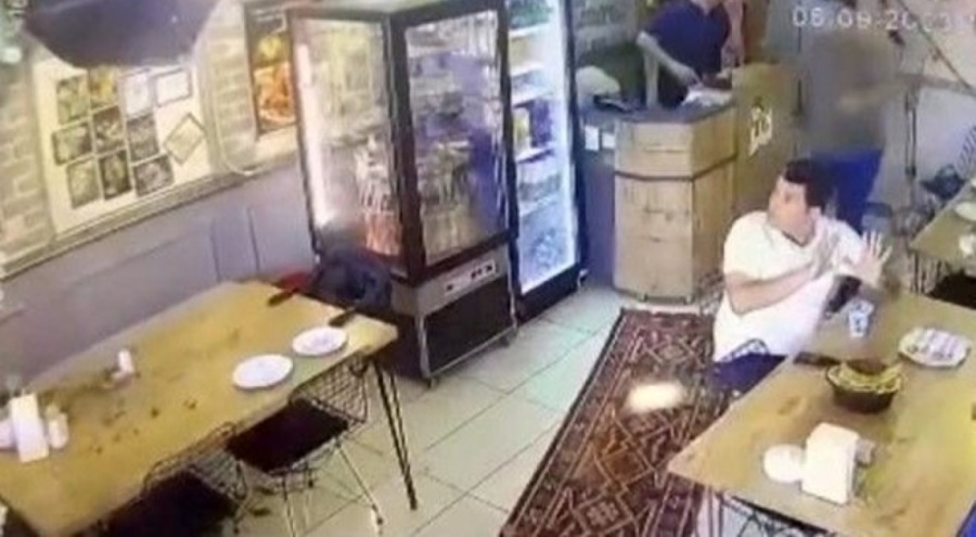 Müşteriler yemek yerken lokantanın çatısı bir anda çöktü