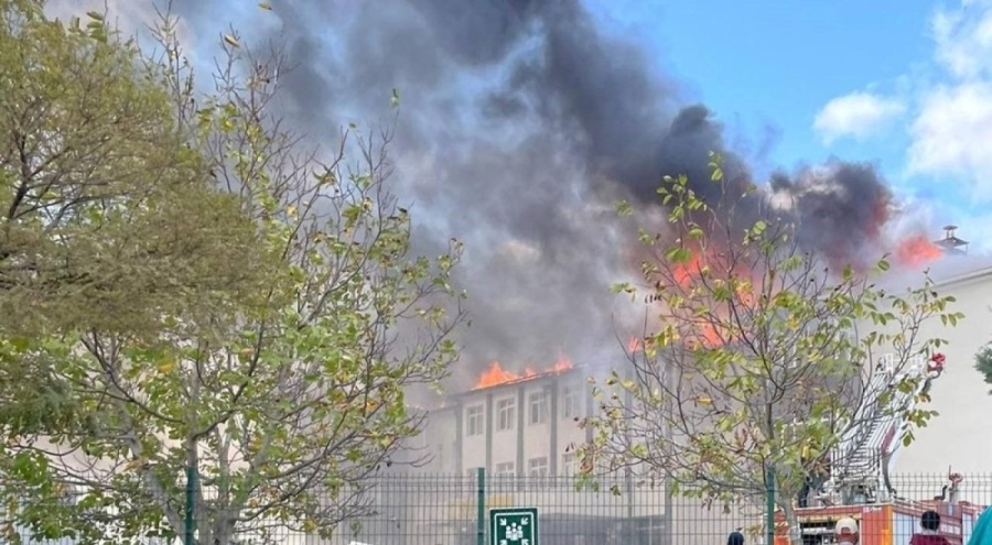 Kırklareli'nde okul çatısında yangın çıktı